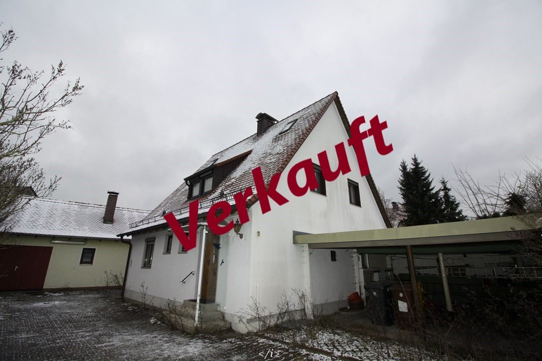 Augsburg: Sanierungsobjekt:Beliebte Stadtrandlage, EFH mit Nebengebäude u. Grünland 
