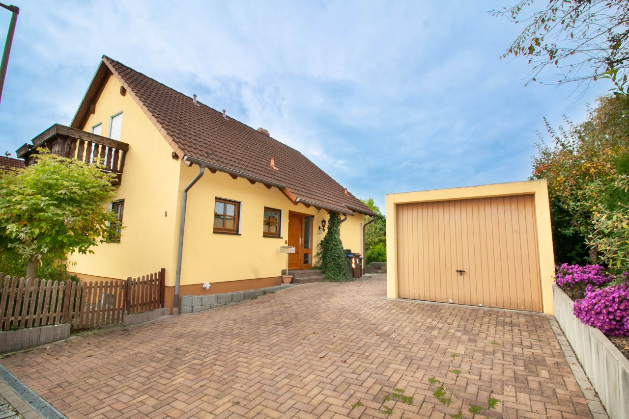 Langenreichen: Verkauft! Gepflegtes EFH mit großem Garten und Garage in schöner Lage! 