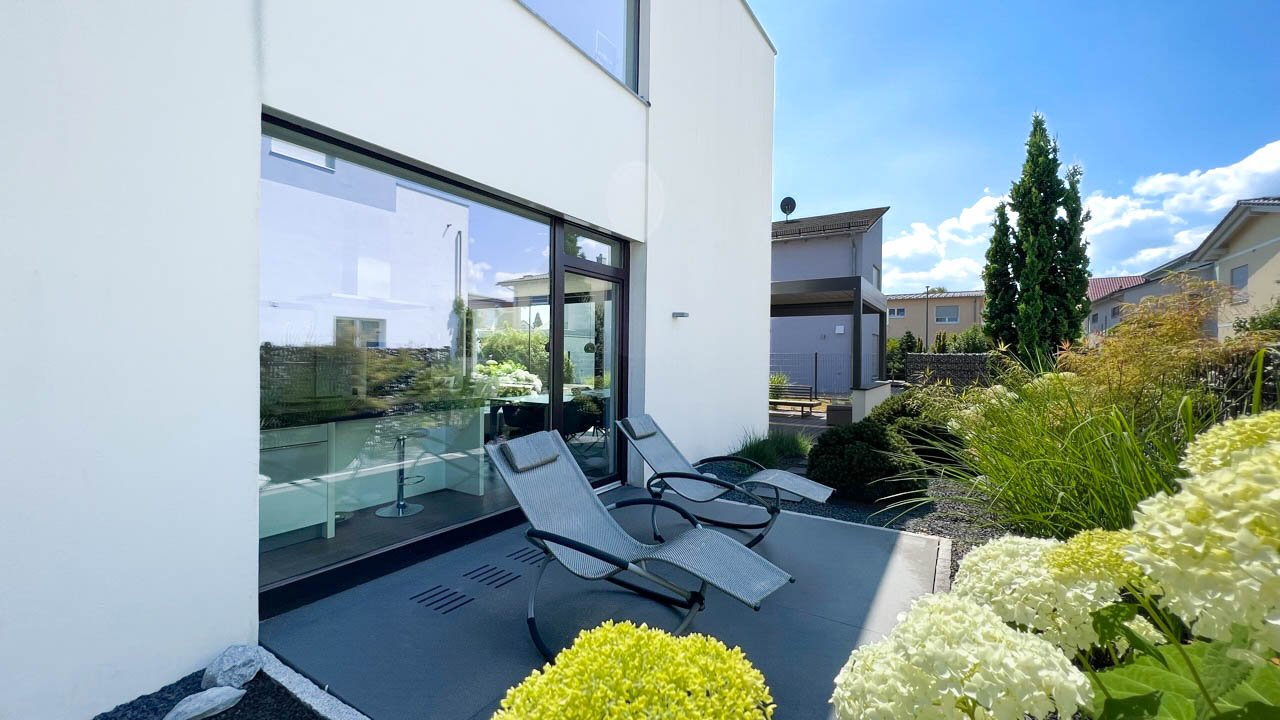 Neusäß: Exklusive, architektonisch reizvolle Stadtvilla - Neubaustandard Bj. 2011, große Doppelgarage am Haus 