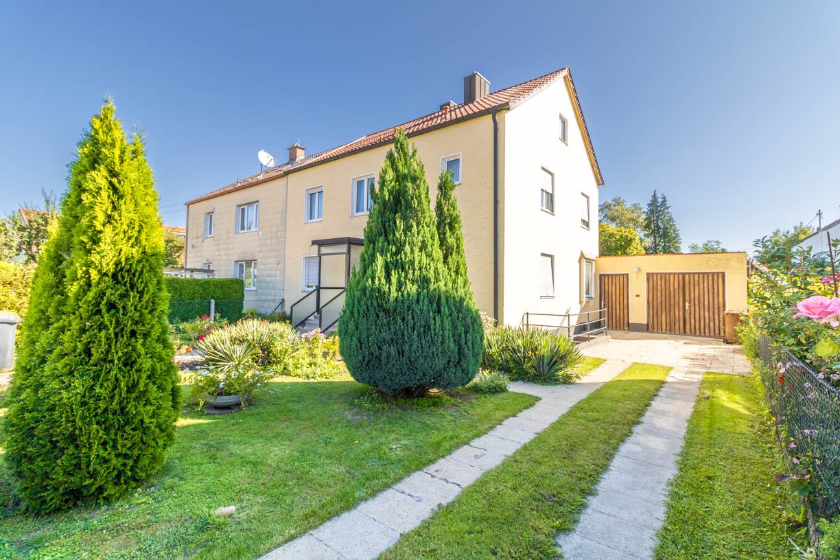 Augsburg: Tolles Objekt mit großzügigem Grundstück in attraktiver Wohnlage - DHH Zweiparteienhaus mit Garage! 