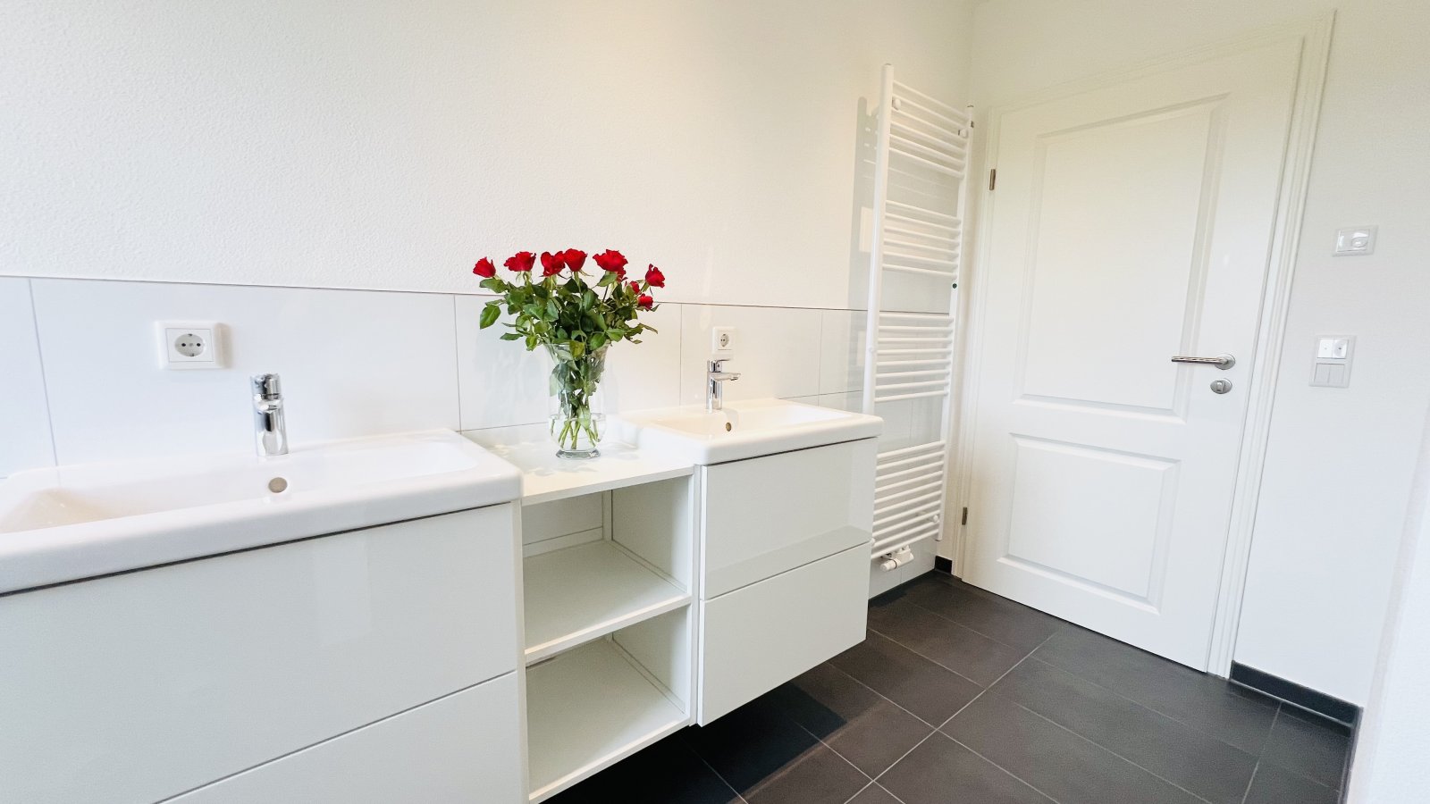 Exklusive Doppelhaushälfte Neubau 2024 | KfW-55 | A+ | Garten | Glasfaser | Designküche