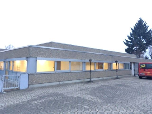 Hallen mit Lager-/Produktionsflächen und Büros inkl. Sozialräumen!