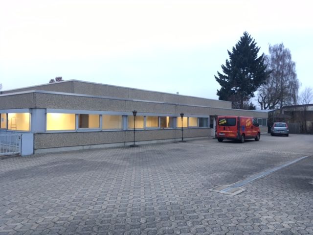 Hallen mit Lager-/Produktionsflächen und Büros inkl. Sozialräumen!