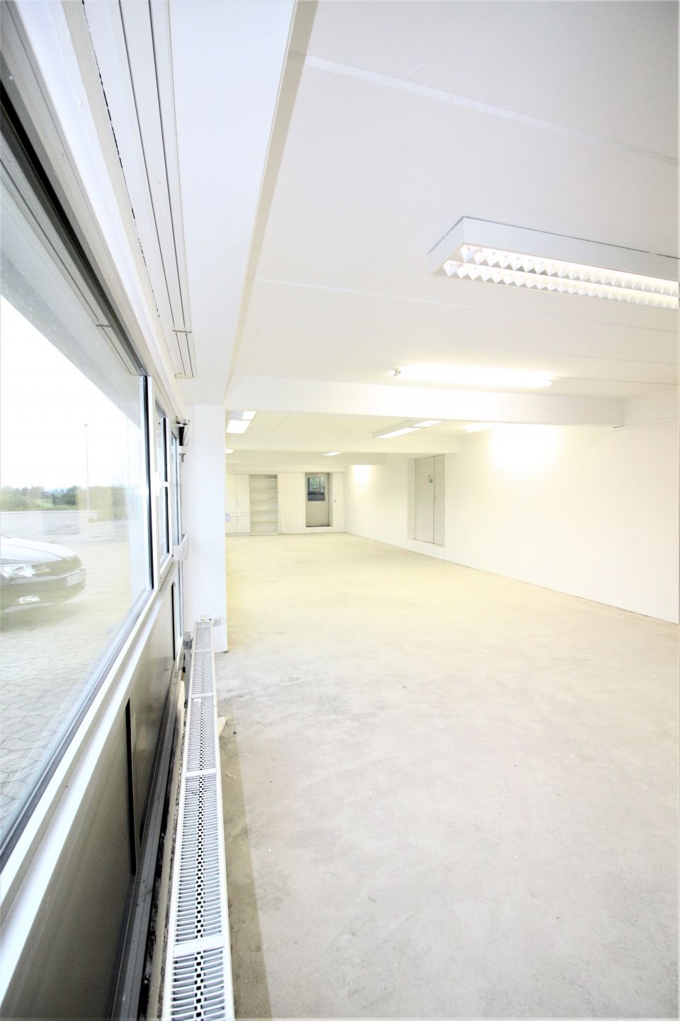 Hallen mit Lager-/Produktionsflächen und Büros inkl. Sozialräumen!
