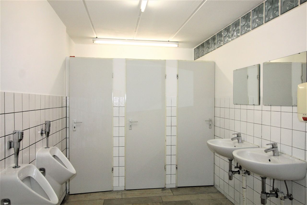 Hallen mit Lager-/Produktionsflächen und Büros inkl. Sozialräumen!