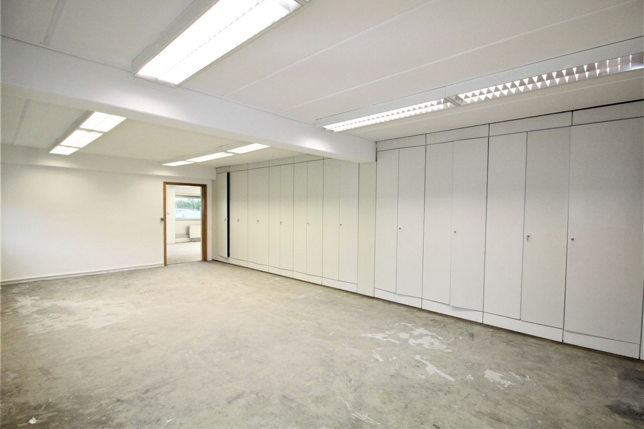 Hallen mit Lager-/Produktionsflächen und Büros inkl. Sozialräumen!