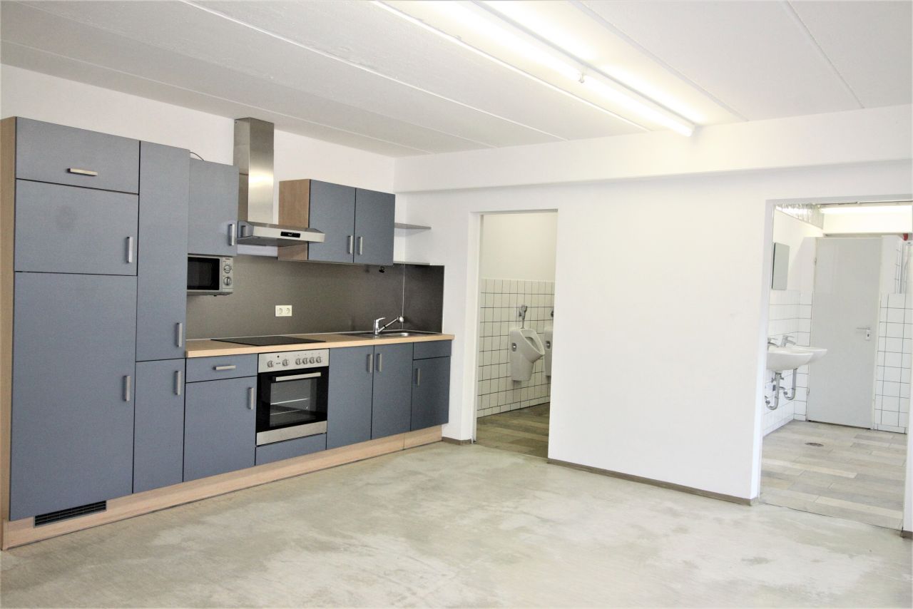 Hallen mit Lager-/Produktionsflächen und Büros inkl. Sozialräumen!