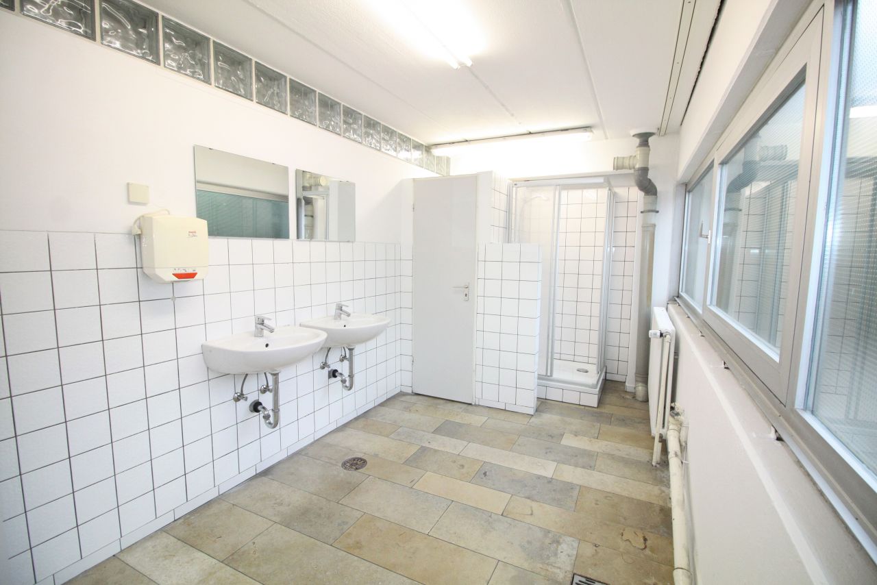 Hallen mit Lager-/Produktionsflächen und Büros inkl. Sozialräumen!