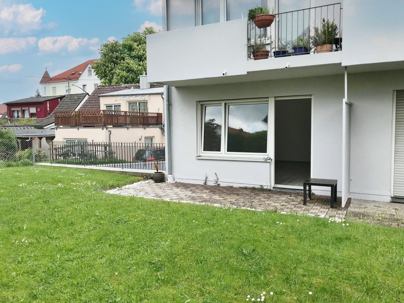 Augsburg: Modernes Apartment mit Garten, EBK, Terrasse & Blick ins Grüne 