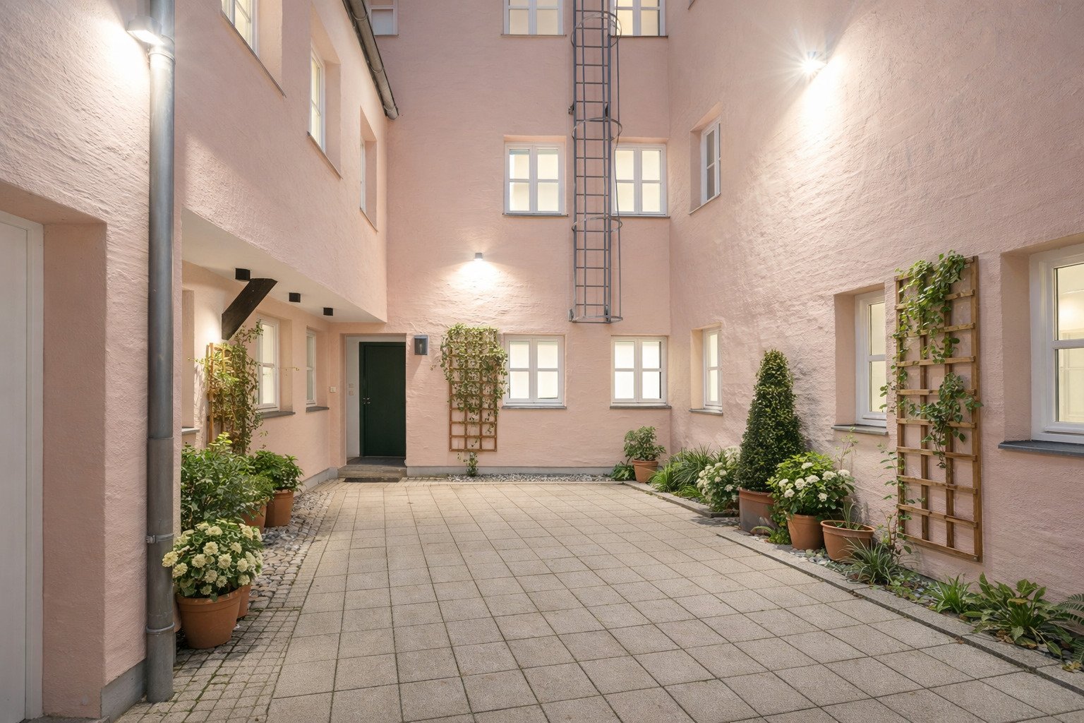 Augsburg: Denkmalgeschütztes Altbaujuwel mit 12 Wohneinheiten - sanierter Zustand & zentrale Innenstadtlage 