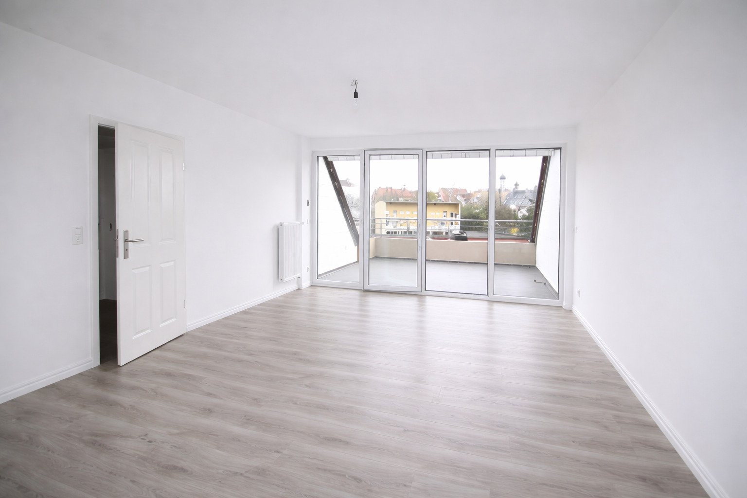 Juwel in der Innenstadt von Augsburg! Kernsanierte 2 ZKB mit Dachterrasse in absoluter Zentrumslage im Georgenviertel! Bald mieterfrei!