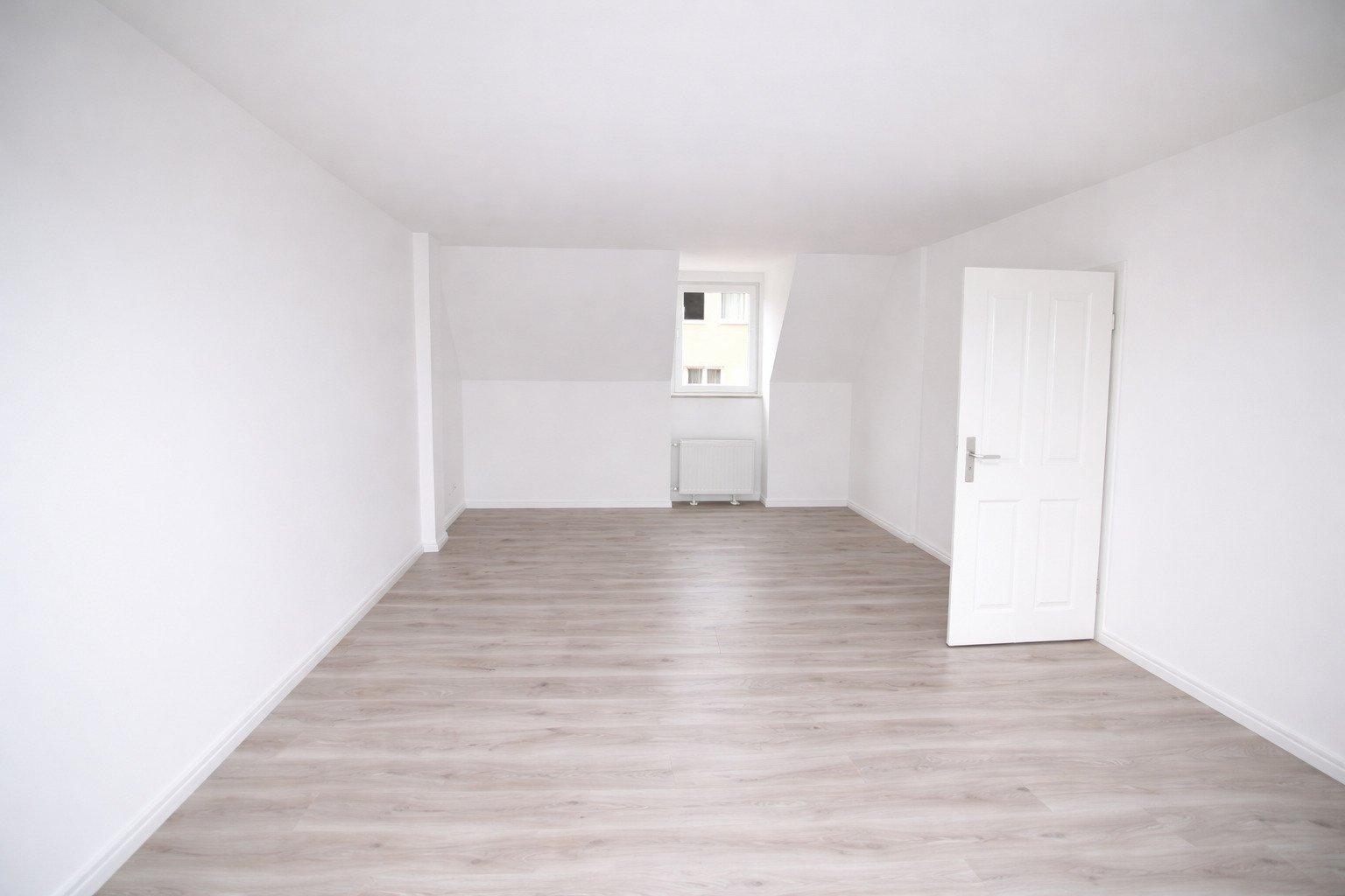 Juwel in der Innenstadt von Augsburg! Kernsanierte 2 ZKB mit Dachterrasse in absoluter Zentrumslage im Georgenviertel! Bald mieterfrei!