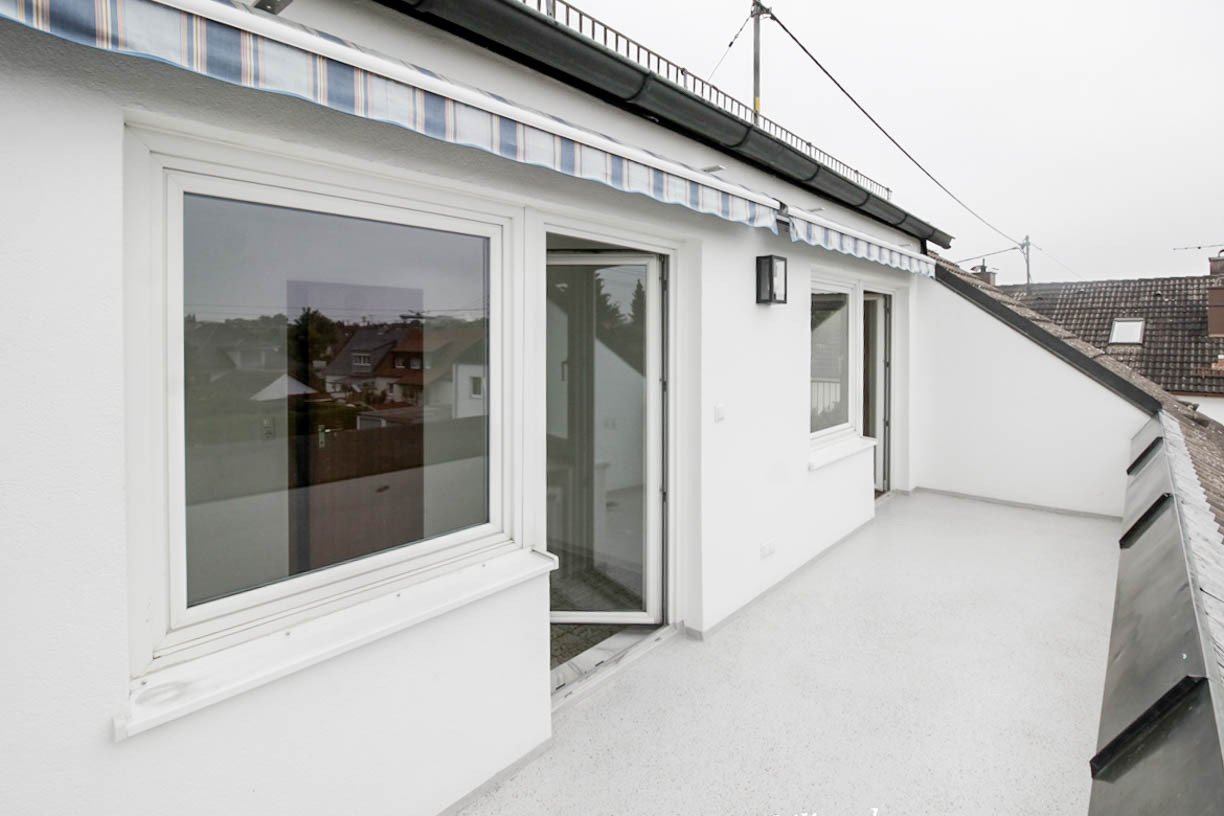 Augsburg: Helle großzügige 3 ZKB Dachwohnung mit sonniger Loggia und EBK zur Ablöse 