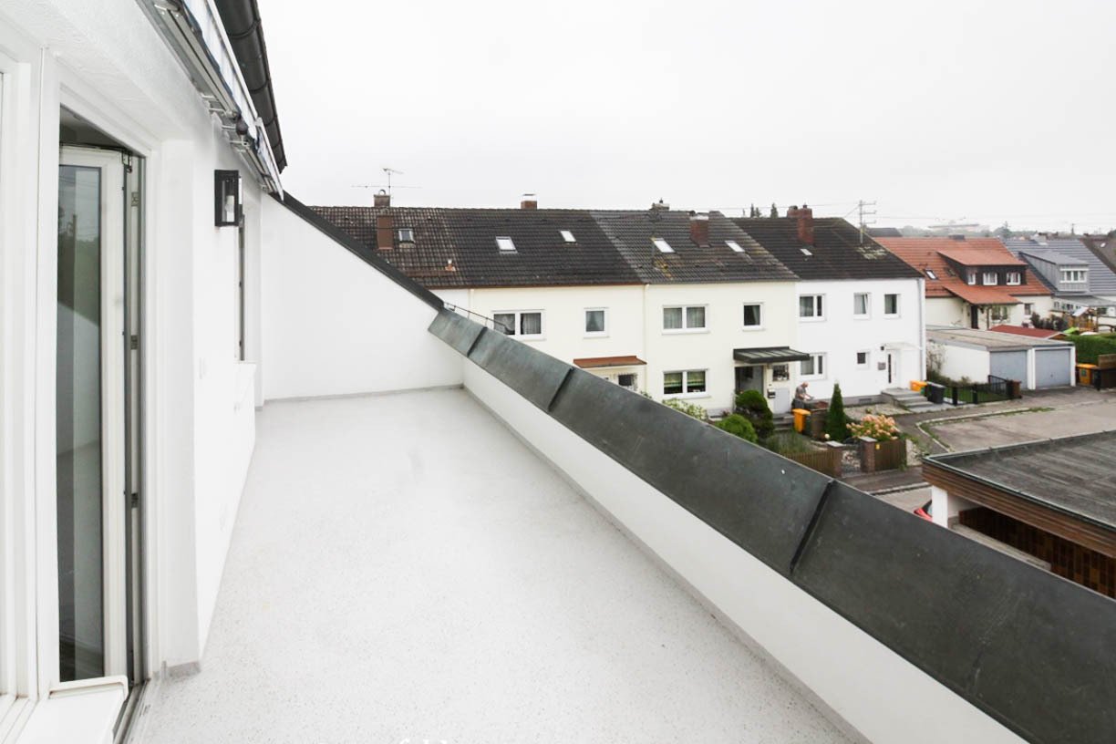 Helle großzügige 3 ZKB Dachwohnung mit sonniger Loggia und EBK zur Ablöse