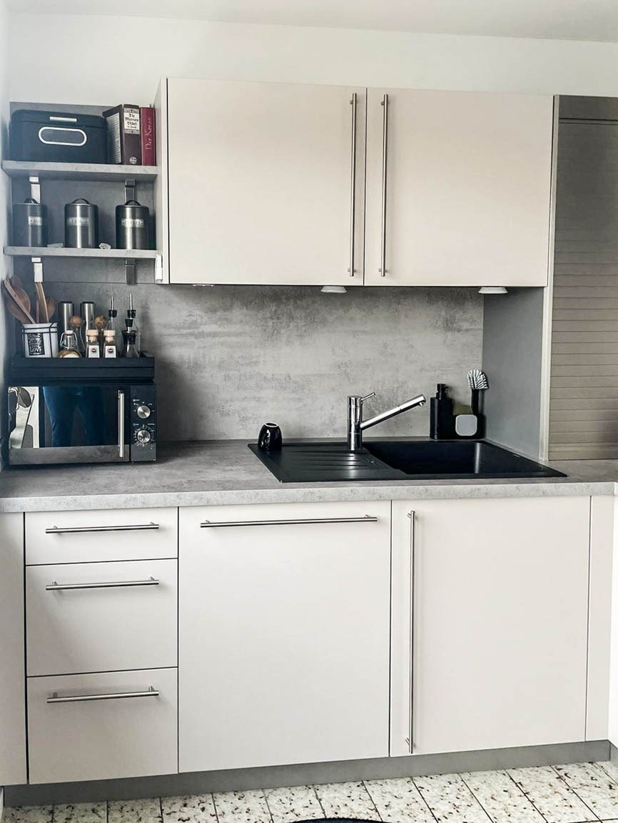 Helle großzügige 3 ZKB Dachwohnung mit sonniger Loggia und EBK zur Ablöse