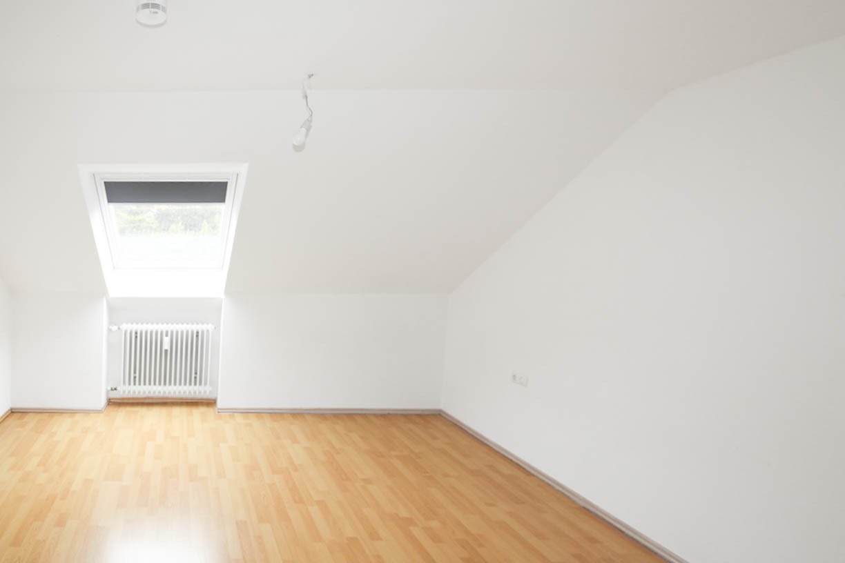 Helle großzügige 3 ZKB Dachwohnung mit sonniger Loggia und EBK zur Ablöse