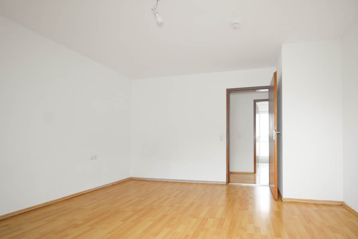 Helle großzügige 3 ZKB Dachwohnung mit sonniger Loggia und EBK zur Ablöse