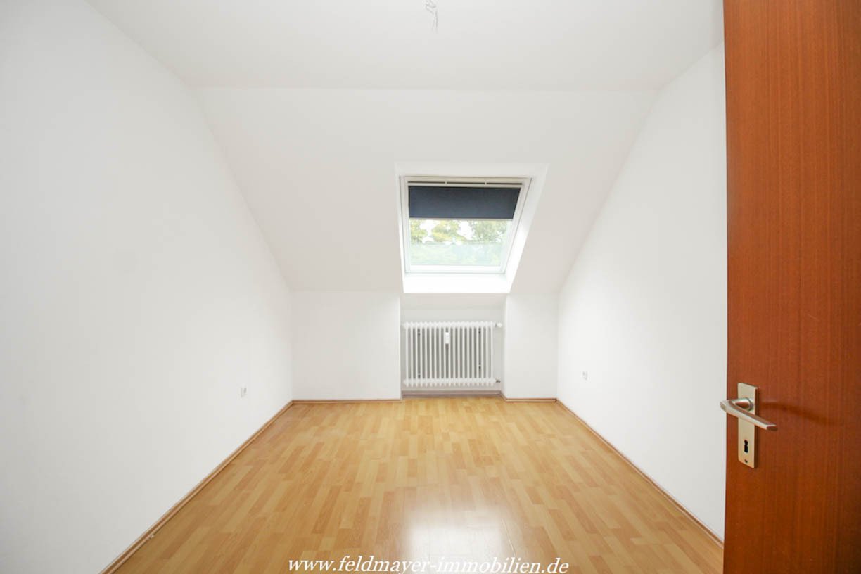 Helle großzügige 3 ZKB Dachwohnung mit sonniger Loggia und EBK zur Ablöse