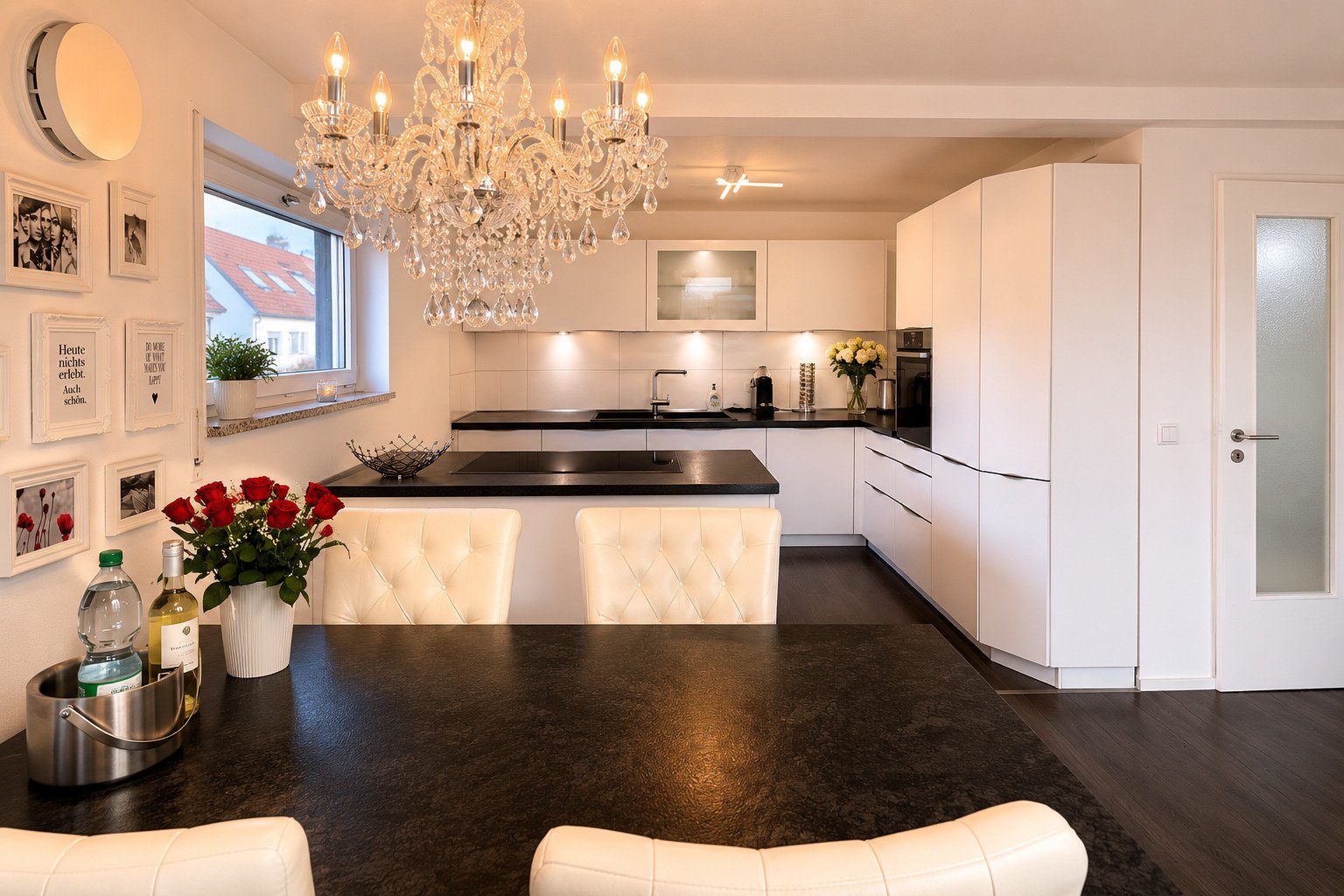 Exklusiv möblierte 4-Zimmer-Wohnung | 3 Dachterrassen | Aufzug | TG-Stellplatz | 1000 Mbit Internet