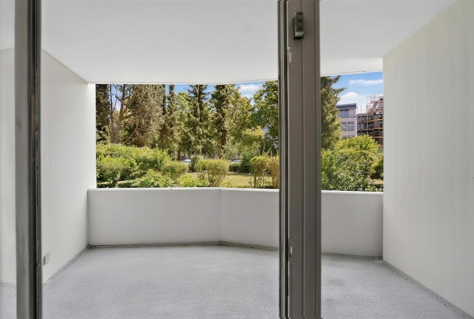Hochwertige 4-Zimmer-Terrassenwohnung auf zwei Ebenen, Tiefgarage und Dachpool in Göggingen