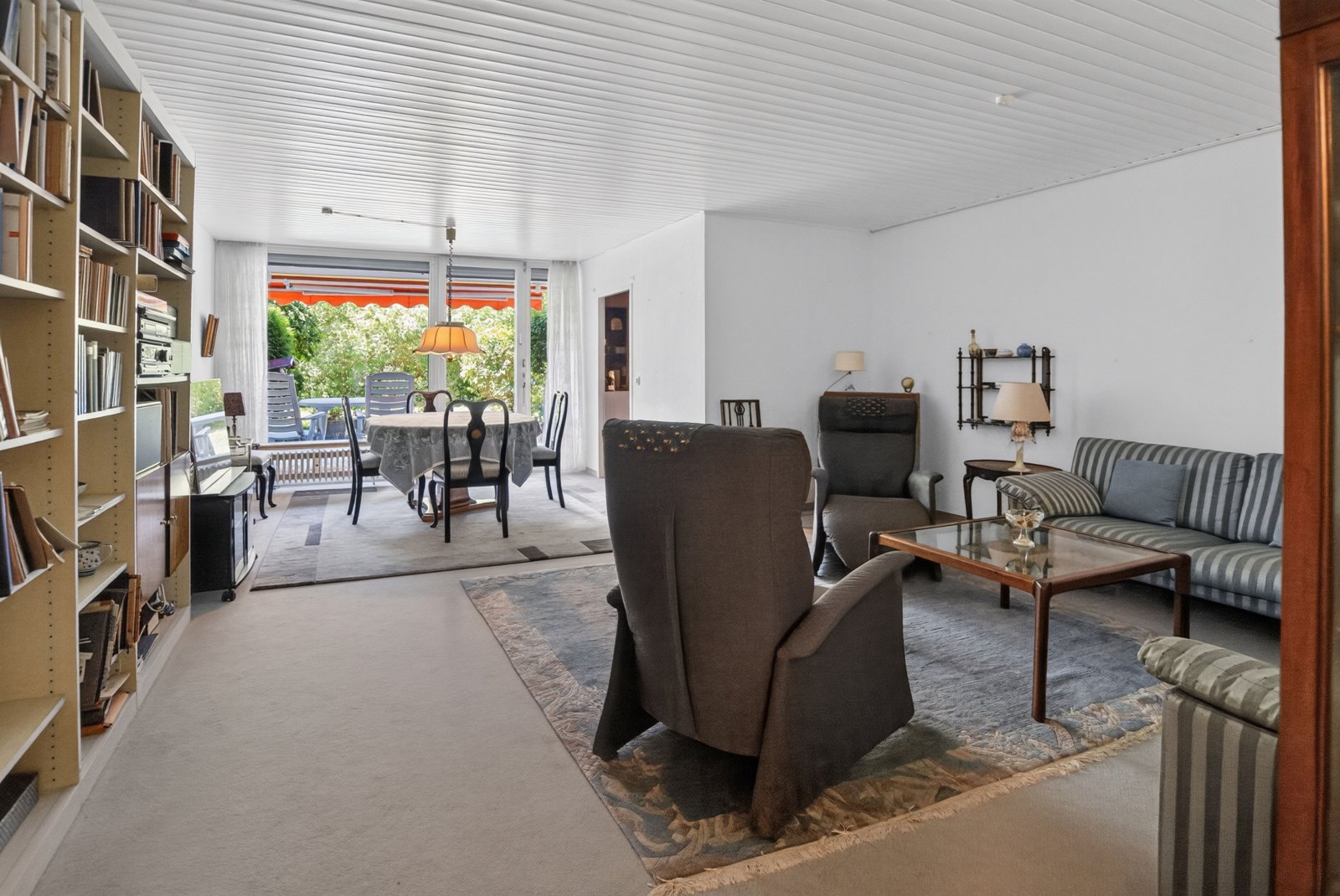Hochwertige 4-Zimmer-Terrassenwohnung auf zwei Ebenen, Tiefgarage und Dachpool in Göggingen