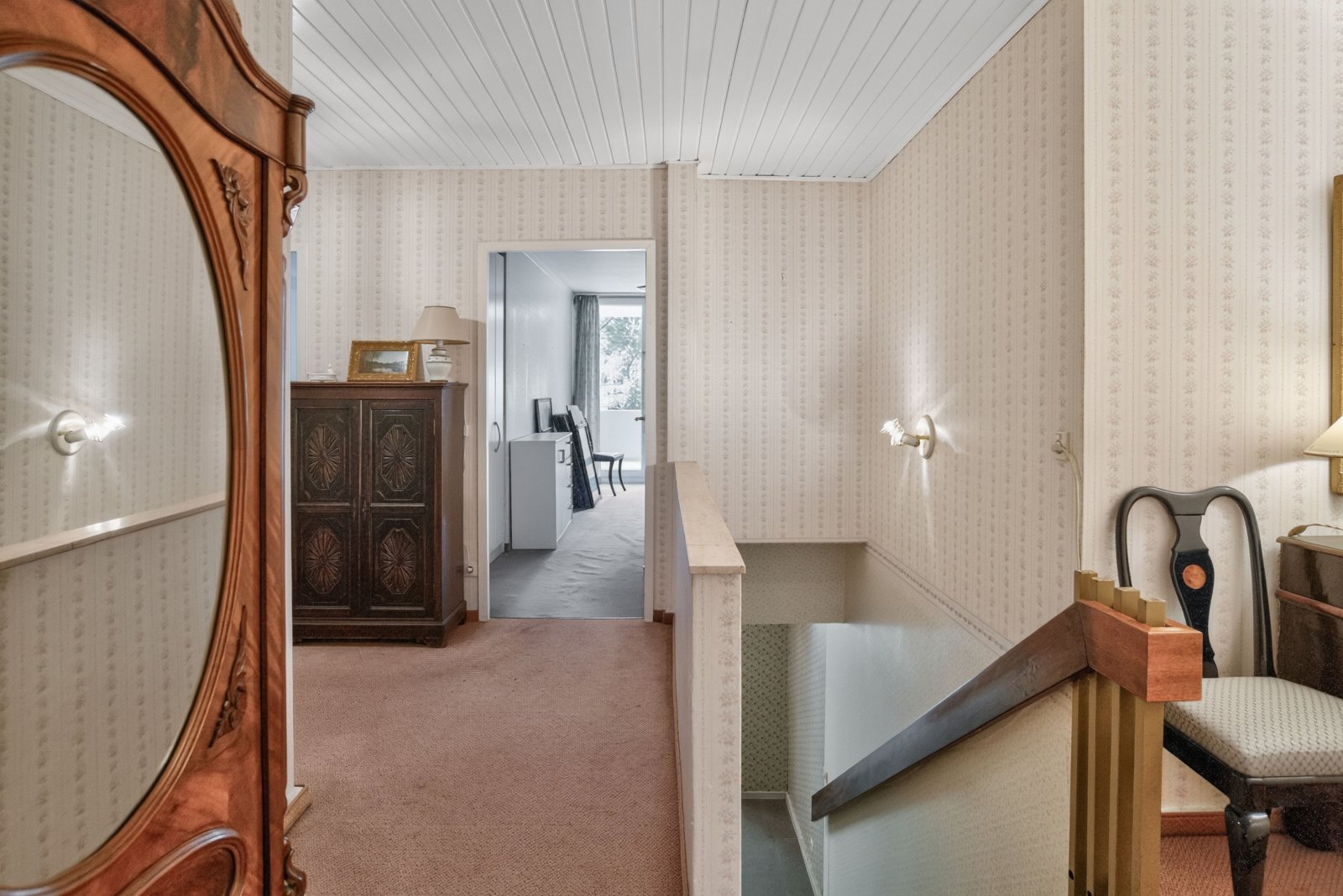Hochwertige 4-Zimmer-Terrassenwohnung auf zwei Ebenen, Tiefgarage und Dachpool in Göggingen