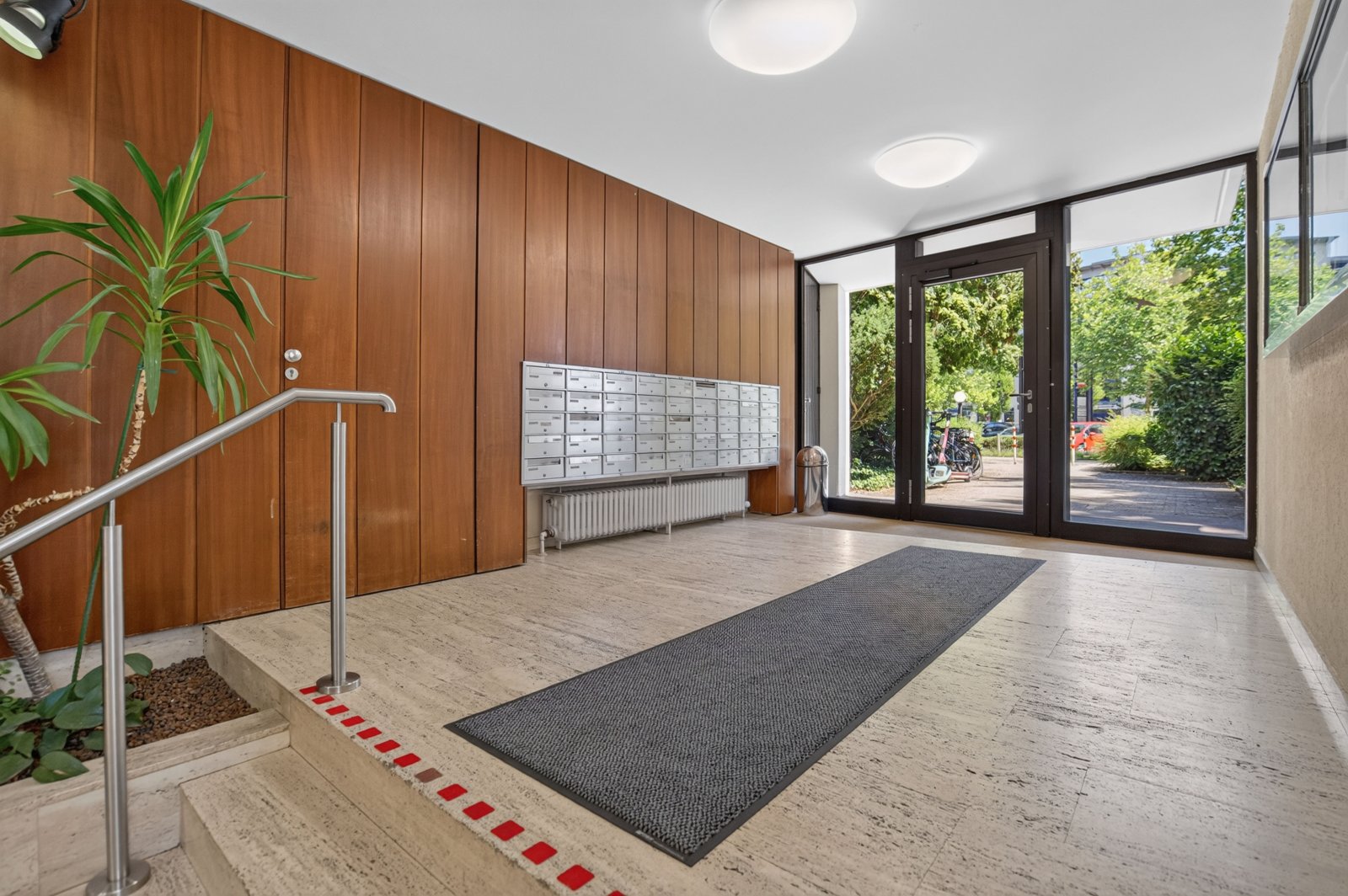 Hochwertige 4-Zimmer-Terrassenwohnung auf zwei Ebenen, Tiefgarage und Dachpool in Göggingen