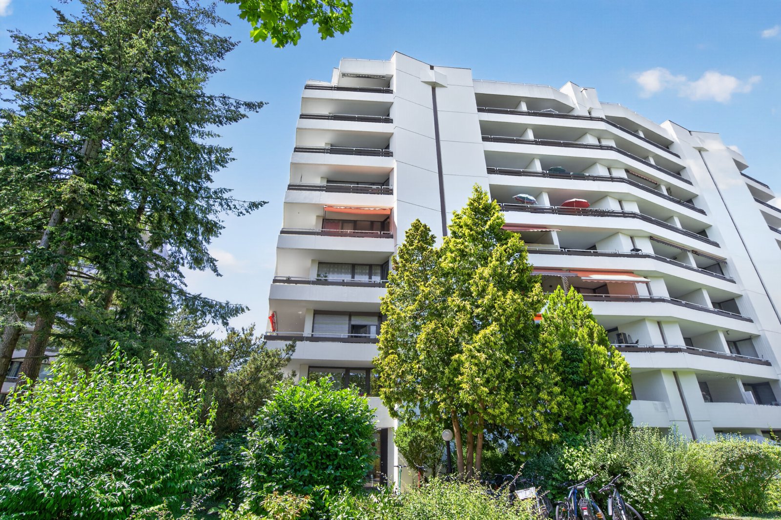 Hochwertige 4-Zimmer-Terrassenwohnung auf zwei Ebenen, Tiefgarage und Dachpool in Göggingen