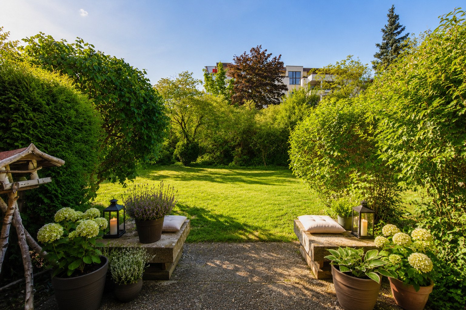 Hochwertige 4-Zimmer-Terrassenwohnung auf zwei Ebenen, Tiefgarage und Dachpool in Göggingen