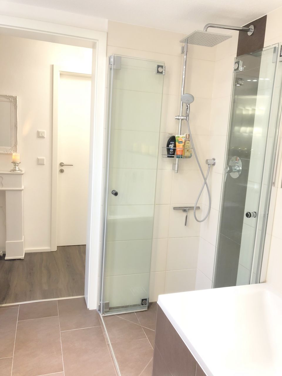 Exklusiv möblierte 4-Zimmer-Wohnung | 3 Dachterrassen | Aufzug | TG-Stellplatz | 1000 Mbit Internet