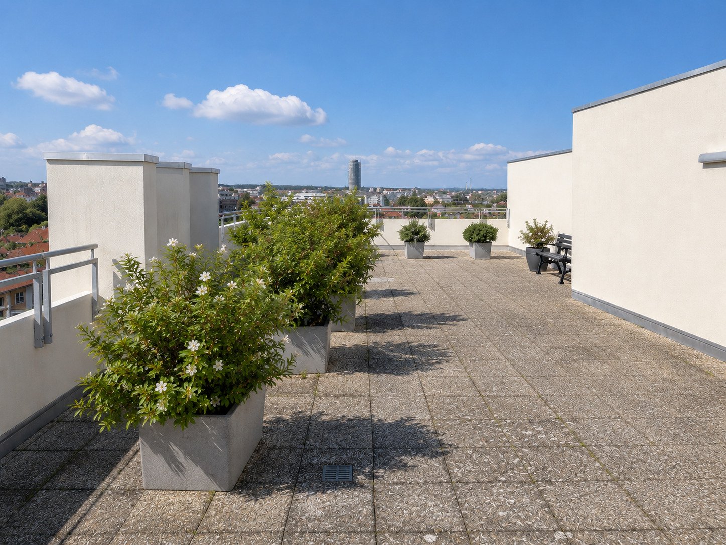 Hochwertige 4-Zimmer-Terrassenwohnung auf zwei Ebenen, Tiefgarage und Dachpool in Göggingen