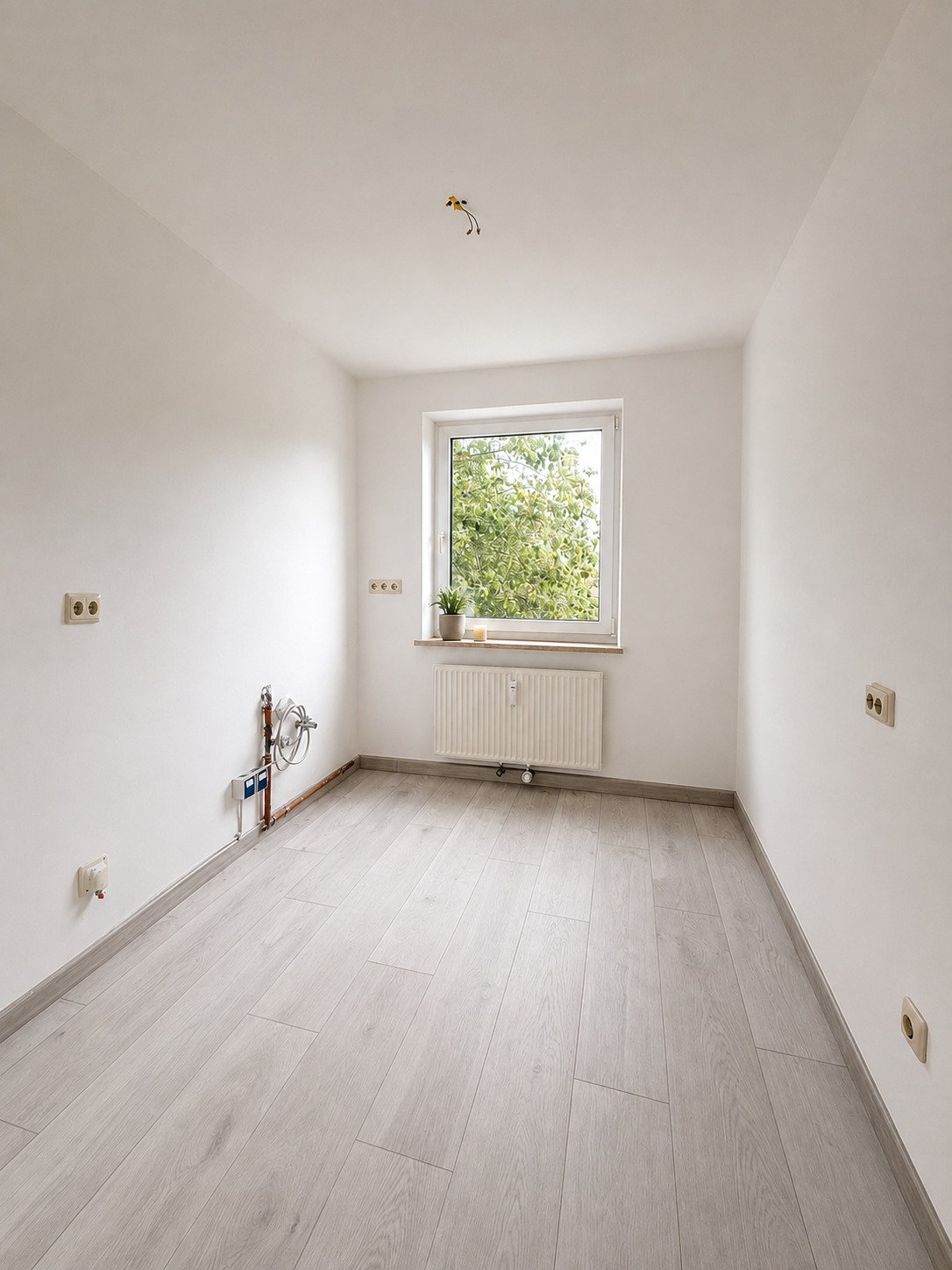Attraktive 4-Zimmer-Wohnung mit Balkon in ruhiger Wohnlage von Königsbrunn - Anfragen bitte per E-Mail!