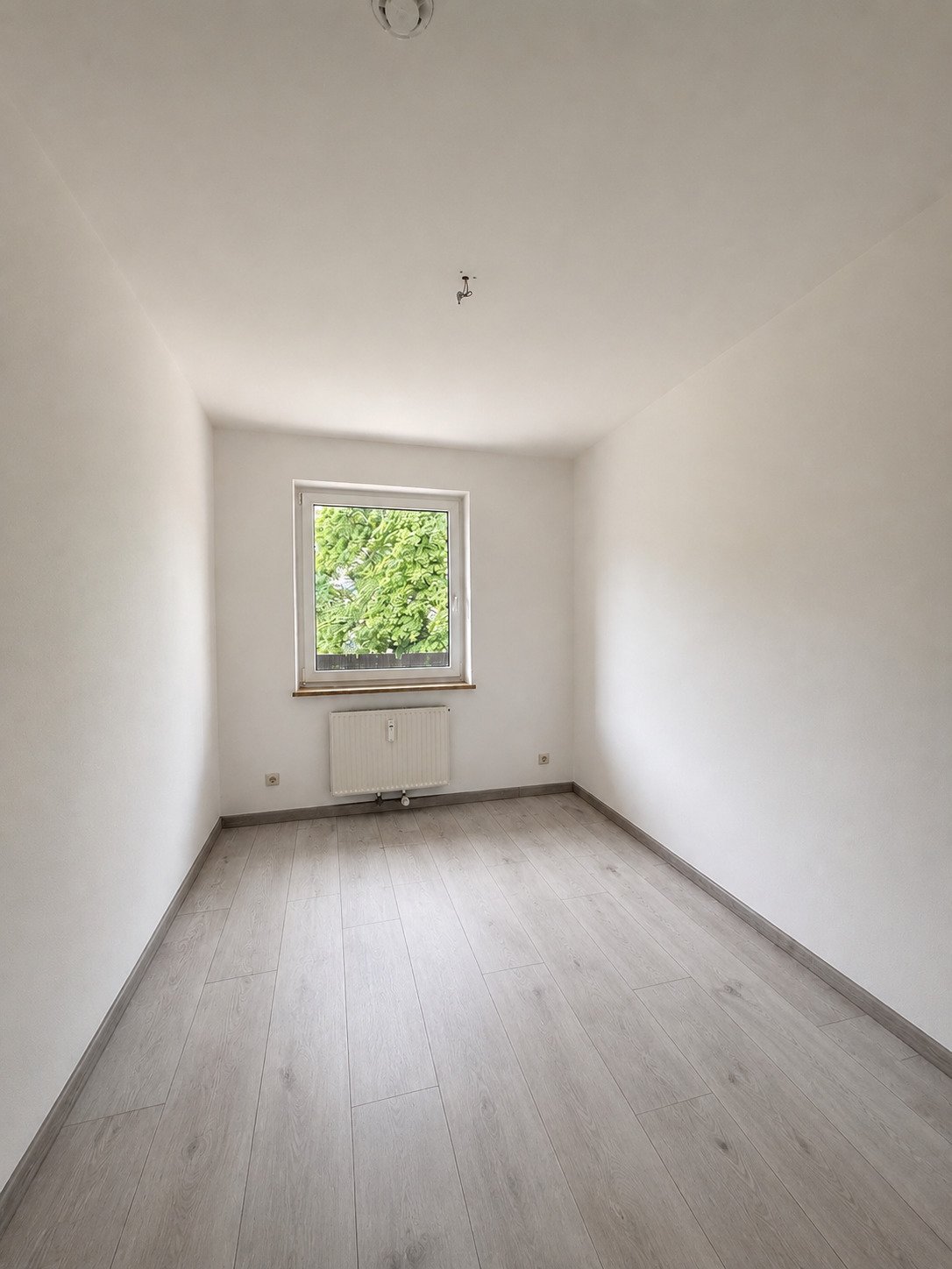 Attraktive 4-Zimmer-Wohnung mit Balkon in ruhiger Wohnlage von Königsbrunn - Anfragen bitte per E-Mail!