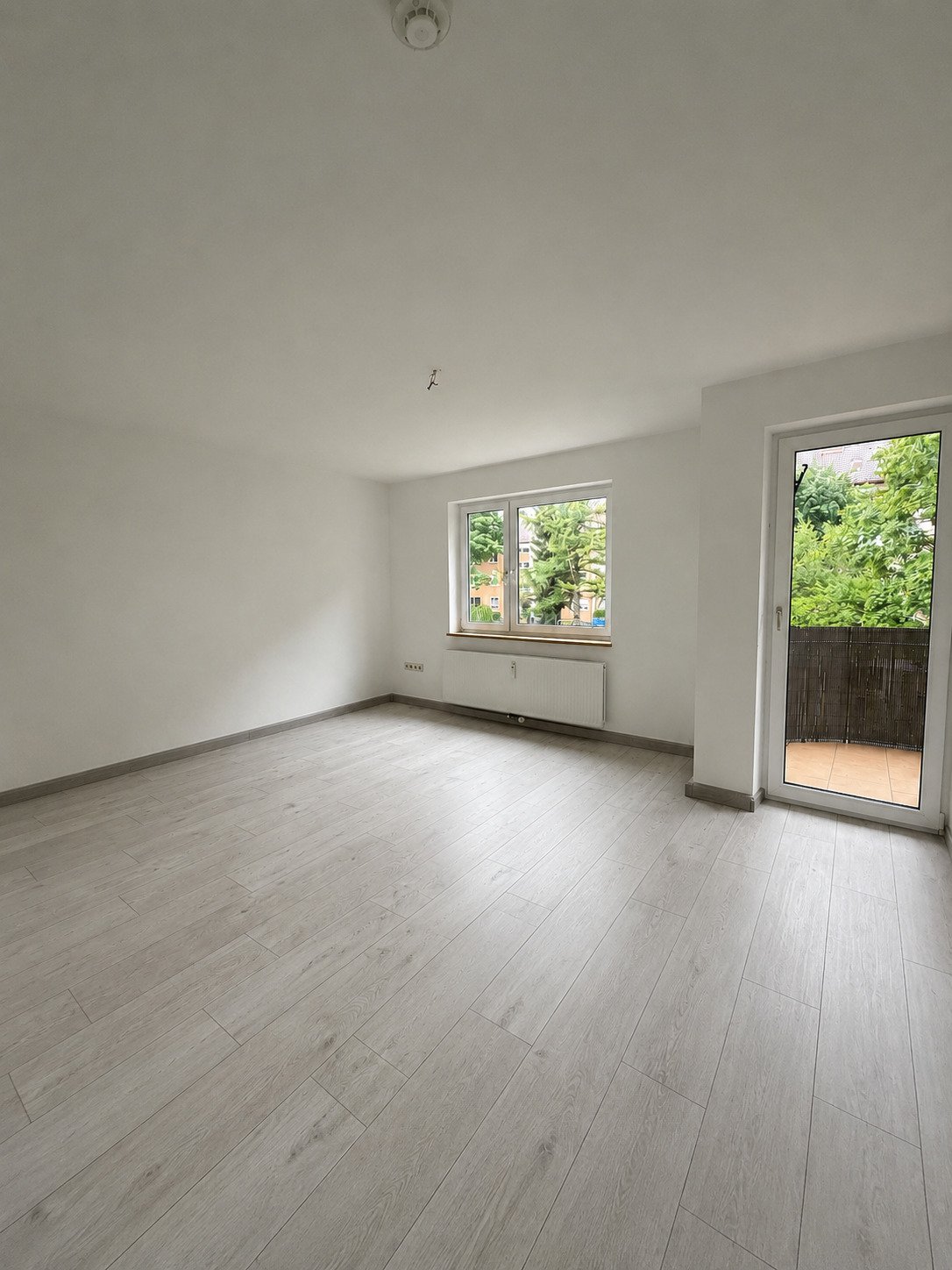 Attraktive 4-Zimmer-Wohnung mit Balkon in ruhiger Wohnlage von Königsbrunn - Anfragen bitte per E-Mail!