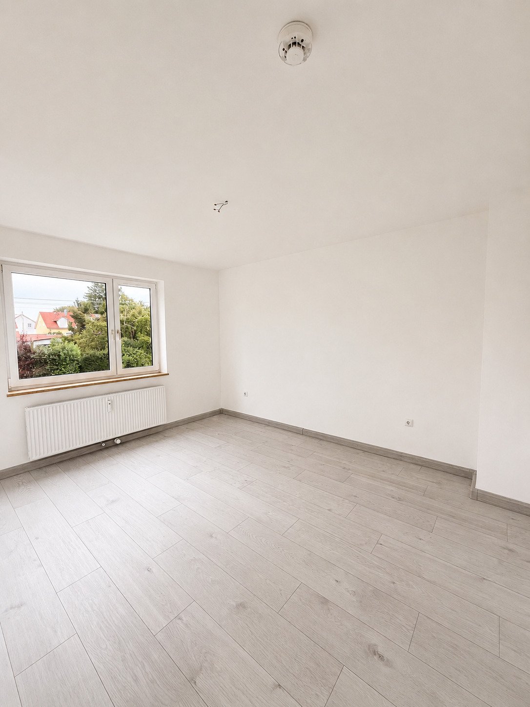 Attraktive 4-Zimmer-Wohnung mit Balkon in ruhiger Wohnlage von Königsbrunn - Anfragen bitte per E-Mail!