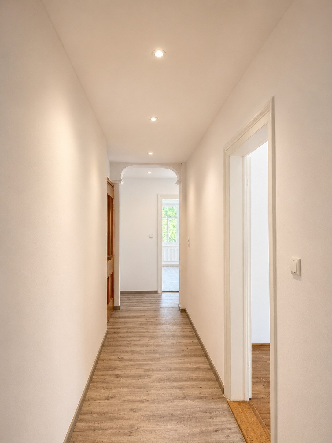 Charmante und vollständig renovierte 5 ZKB Altbauwohnung mit Garten und Zugang zum Schäfflerbach in ruhiger Innenstadtlage