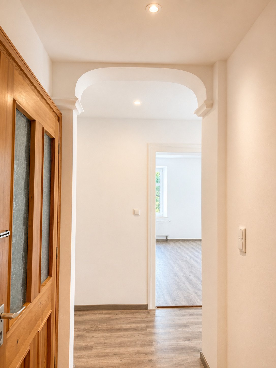 Charmante und vollständig renovierte 5 ZKB Altbauwohnung mit Garten und Zugang zum Schäfflerbach in ruhiger Innenstadtlage