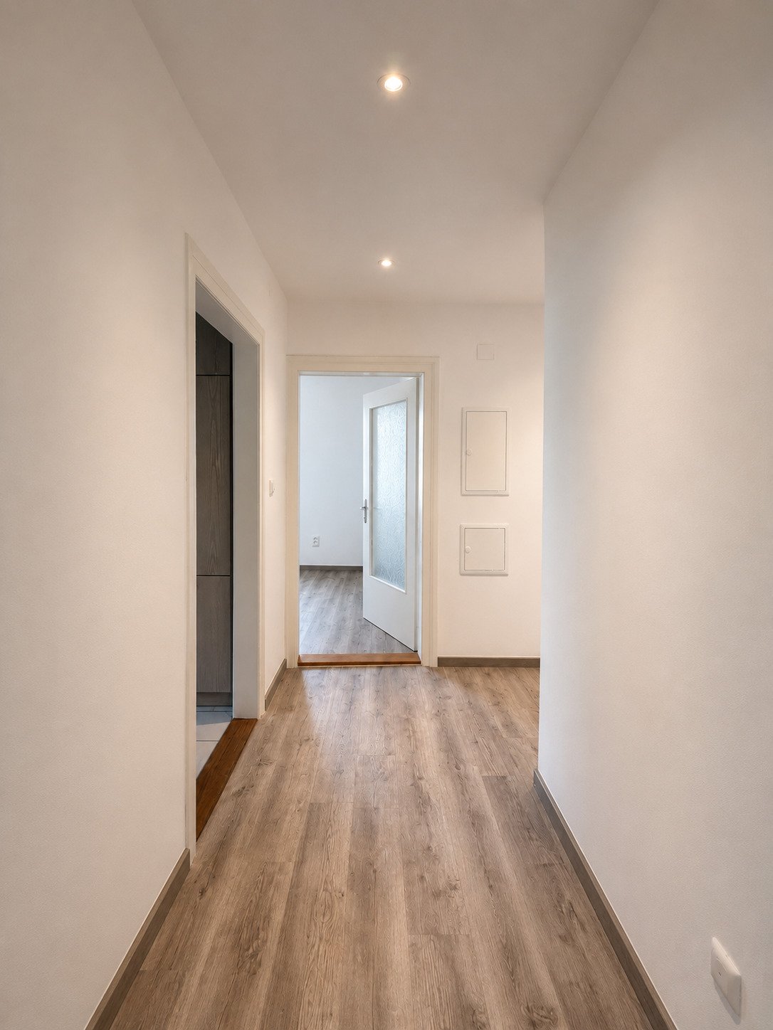 Charmante und vollständig renovierte 5 ZKB Altbauwohnung mit Garten und Zugang zum Schäfflerbach in ruhiger Innenstadtlage