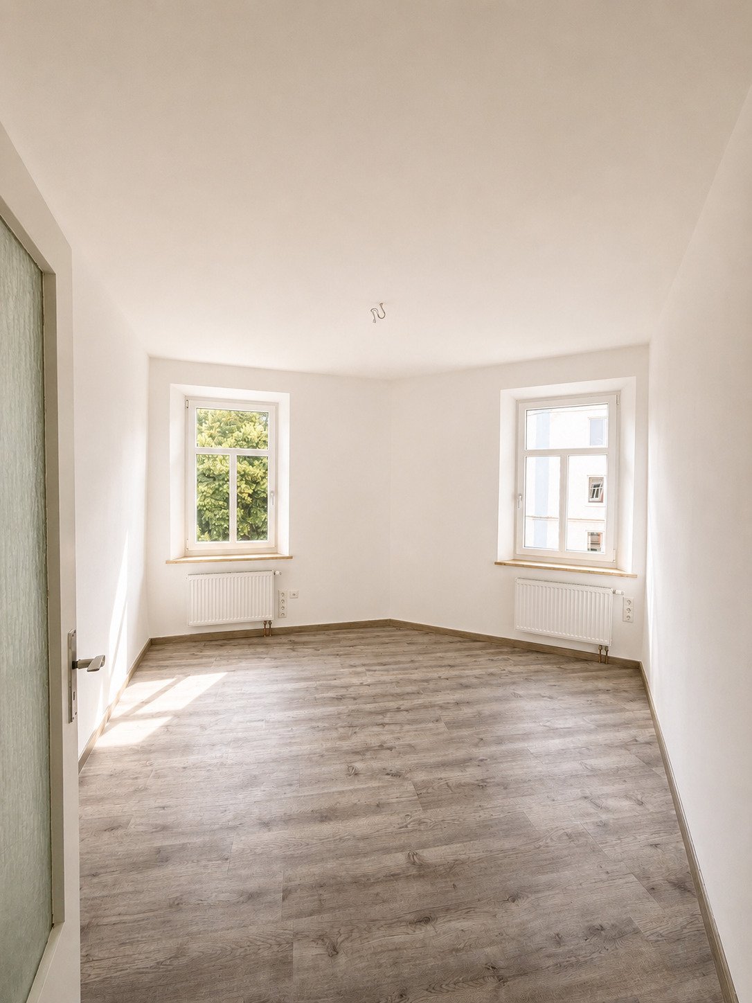Charmante und vollständig renovierte 5 ZKB Altbauwohnung mit Garten und Zugang zum Schäfflerbach in ruhiger Innenstadtlage