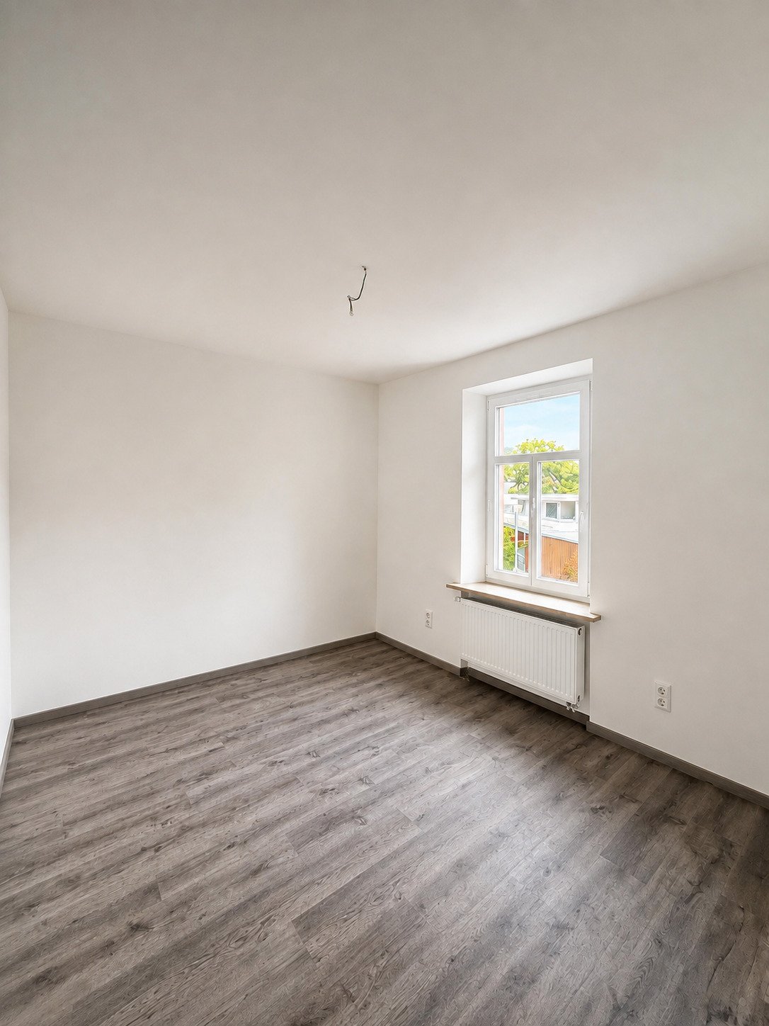 Charmante und vollständig renovierte 5 ZKB Altbauwohnung mit Garten und Zugang zum Schäfflerbach in ruhiger Innenstadtlage