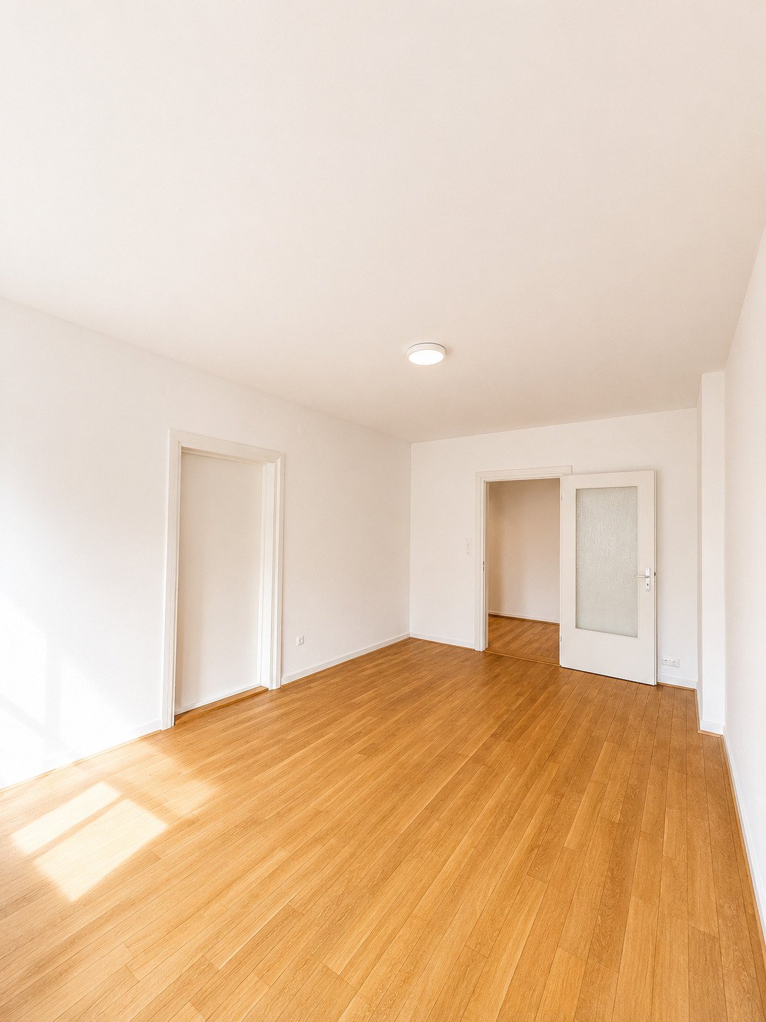 Charmante und vollständig renovierte 5 ZKB Altbauwohnung mit Garten und Zugang zum Schäfflerbach in ruhiger Innenstadtlage