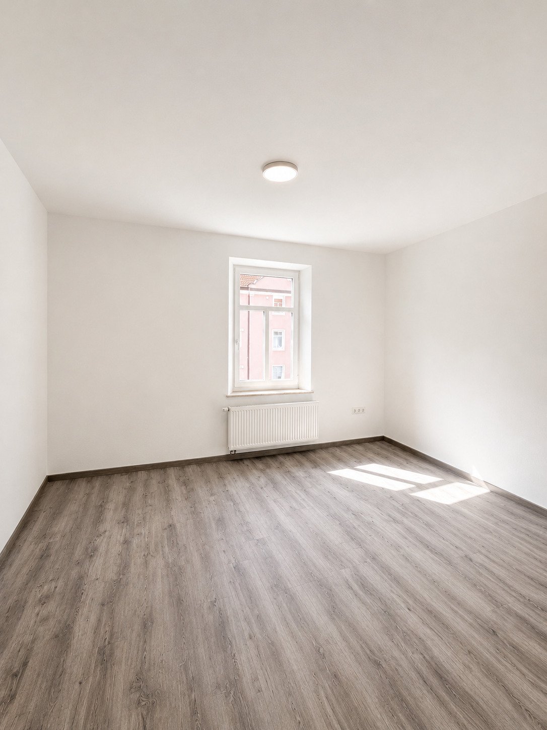 Charmante und vollständig renovierte 5 ZKB Altbauwohnung mit Garten und Zugang zum Schäfflerbach in ruhiger Innenstadtlage
