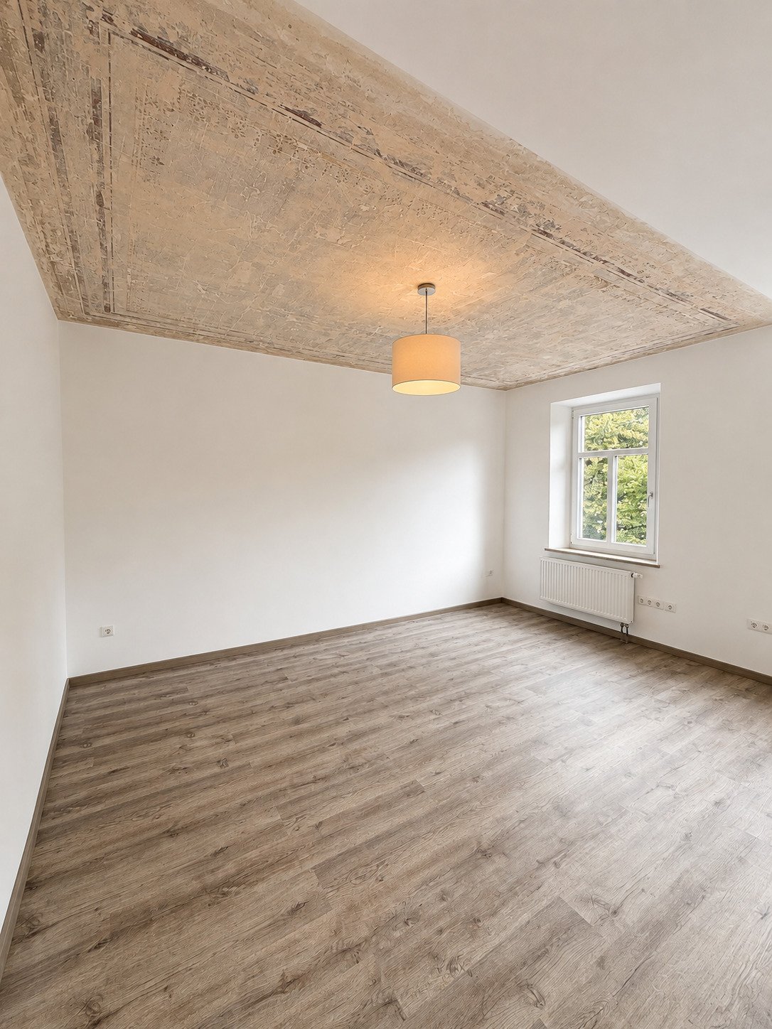 Charmante und vollständig renovierte 5 ZKB Altbauwohnung mit Garten und Zugang zum Schäfflerbach in ruhiger Innenstadtlage