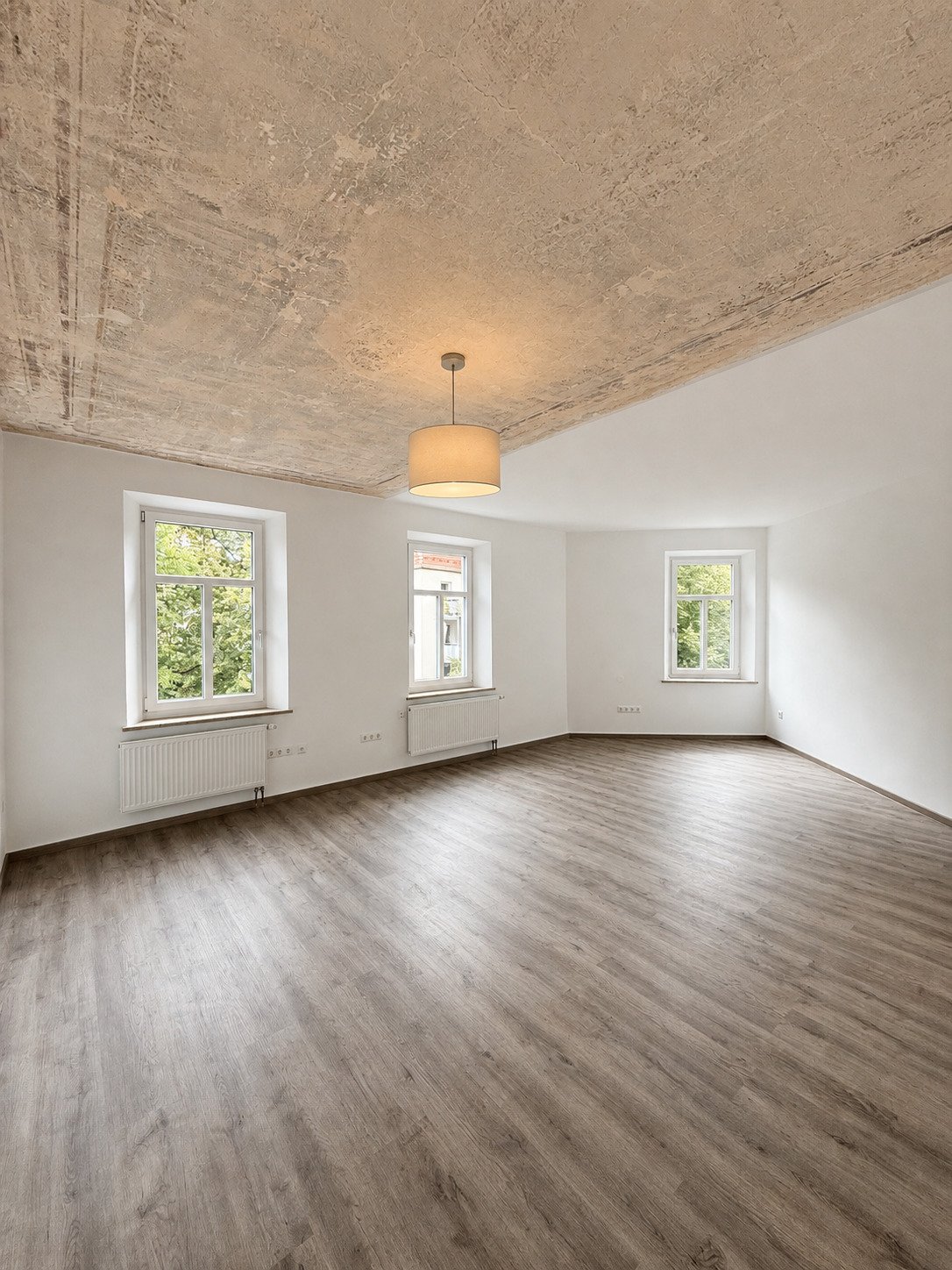 Charmante und vollständig renovierte 5 ZKB Altbauwohnung mit Garten und Zugang zum Schäfflerbach in ruhiger Innenstadtlage