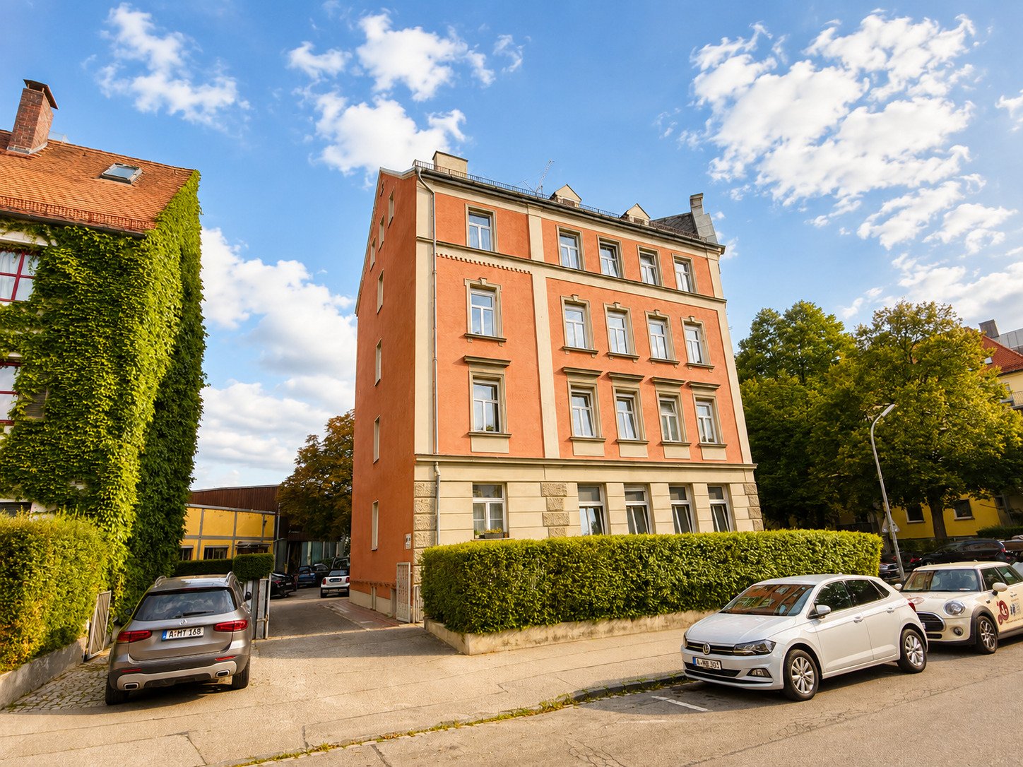 Charmante und vollständig renovierte 5 ZKB Altbauwohnung mit Garten und Zugang zum Schäfflerbach in ruhiger Innenstadtlage