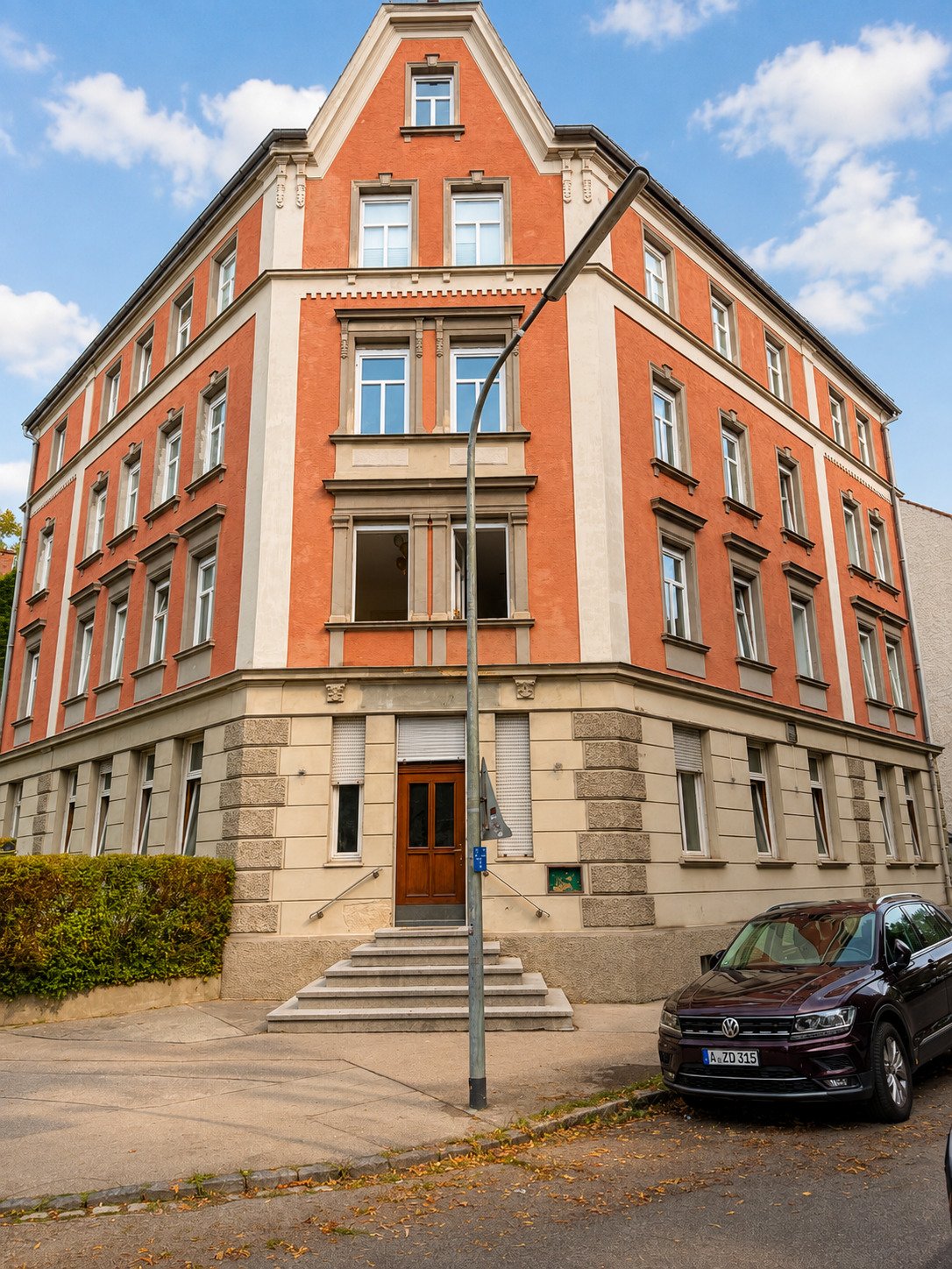 Charmante und vollständig renovierte 5 ZKB Altbauwohnung mit Garten und Zugang zum Schäfflerbach in ruhiger Innenstadtlage