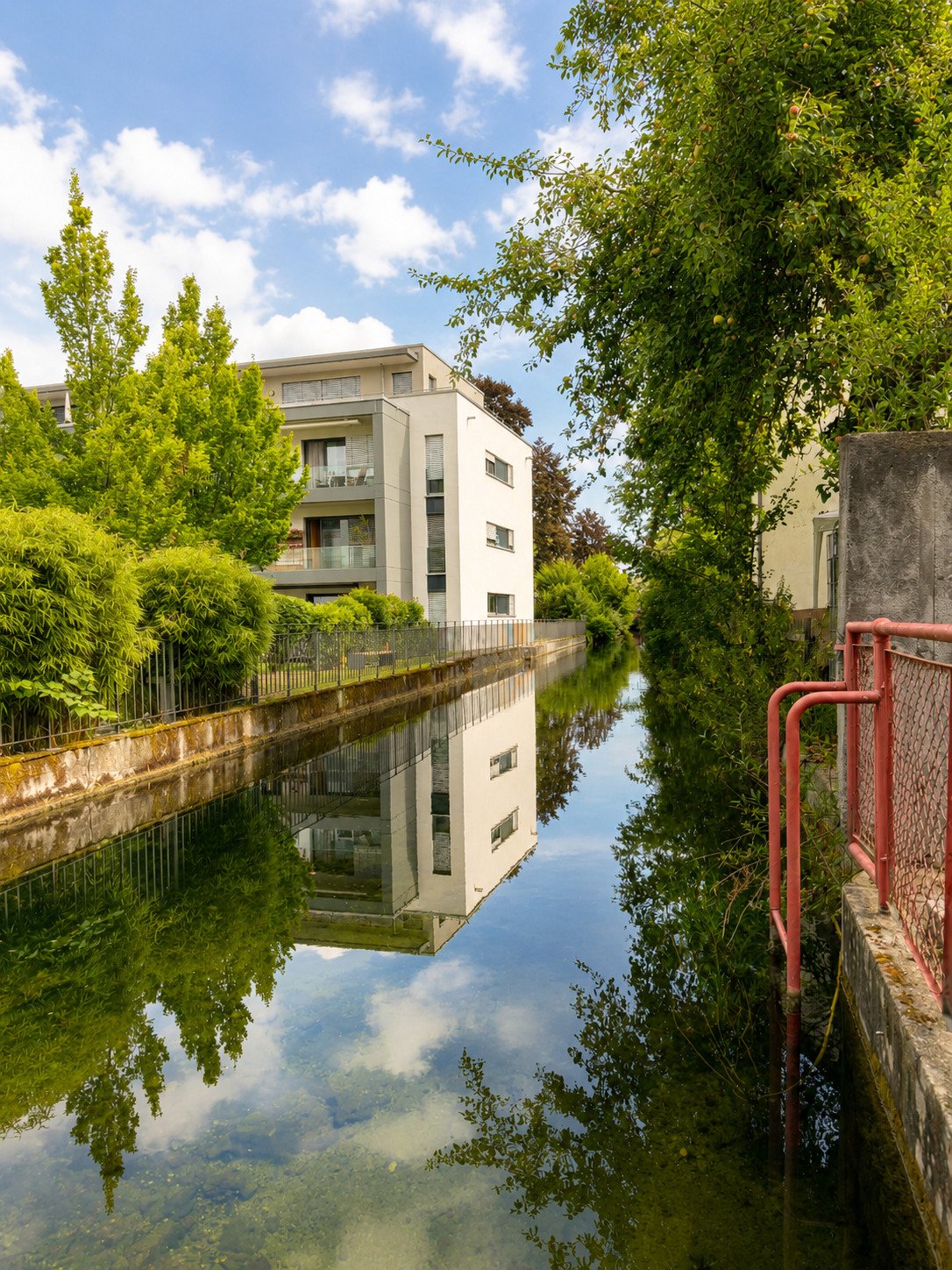Charmante und vollständig renovierte 5 ZKB Altbauwohnung mit Garten und Zugang zum Schäfflerbach in ruhiger Innenstadtlage