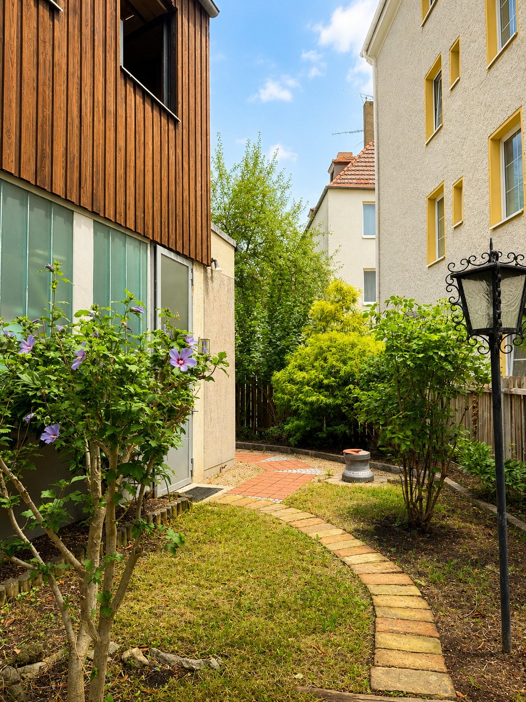 Charmante und vollständig renovierte 5 ZKB Altbauwohnung mit Garten und Zugang zum Schäfflerbach in ruhiger Innenstadtlage
