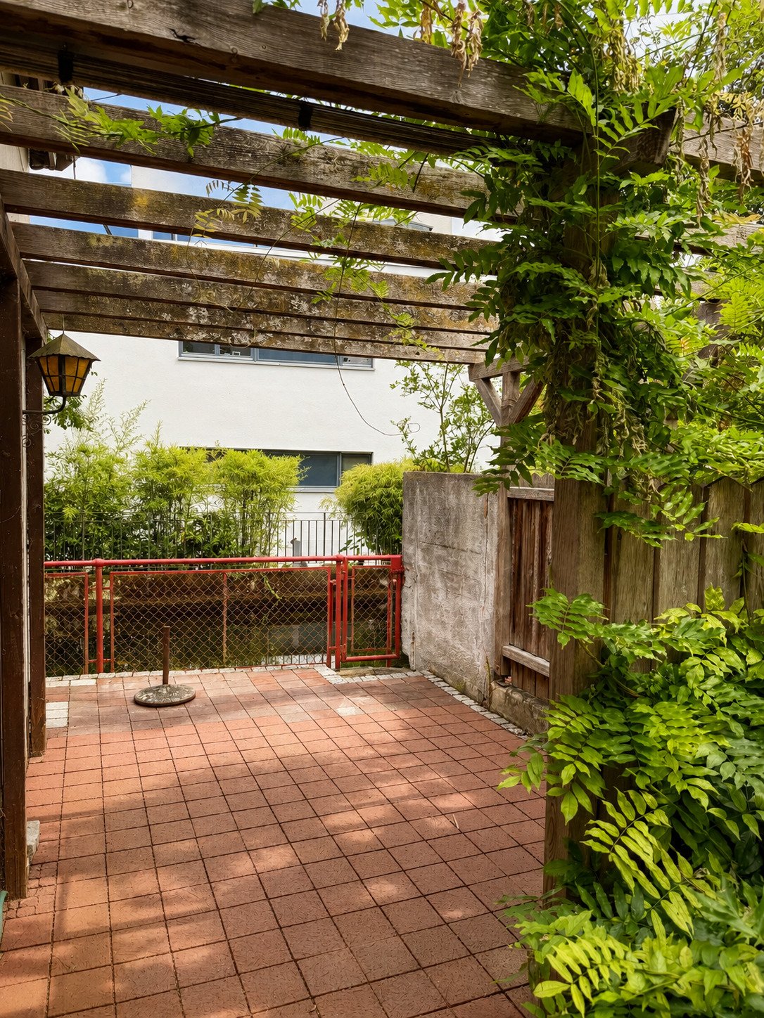 Charmante und vollständig renovierte 5 ZKB Altbauwohnung mit Garten und Zugang zum Schäfflerbach in ruhiger Innenstadtlage