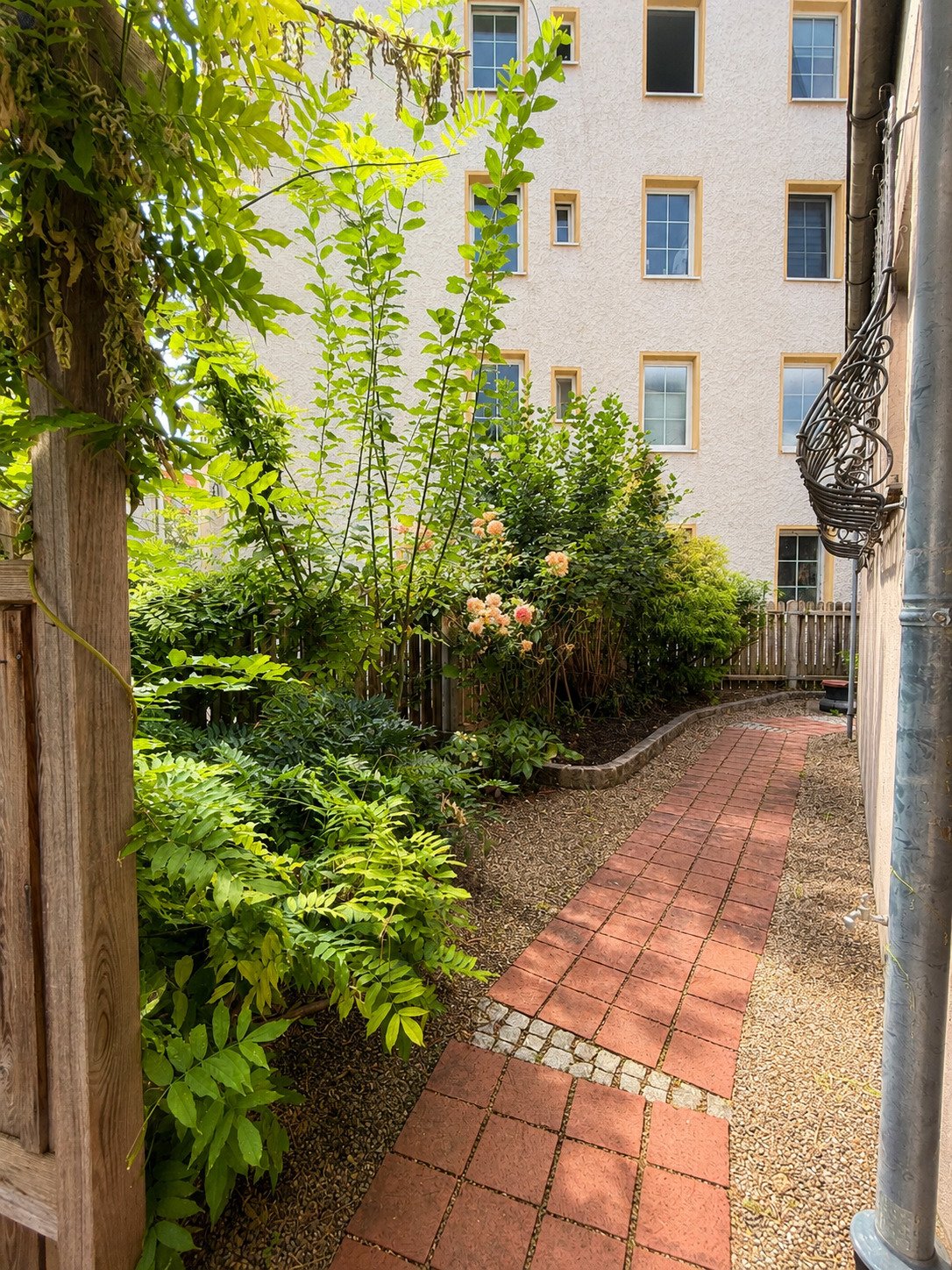 Charmante und vollständig renovierte 5 ZKB Altbauwohnung mit Garten und Zugang zum Schäfflerbach in ruhiger Innenstadtlage